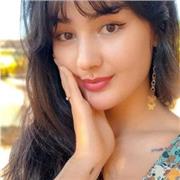 Profesora de inglés imparte clases a alumnos de primaria y secundaria